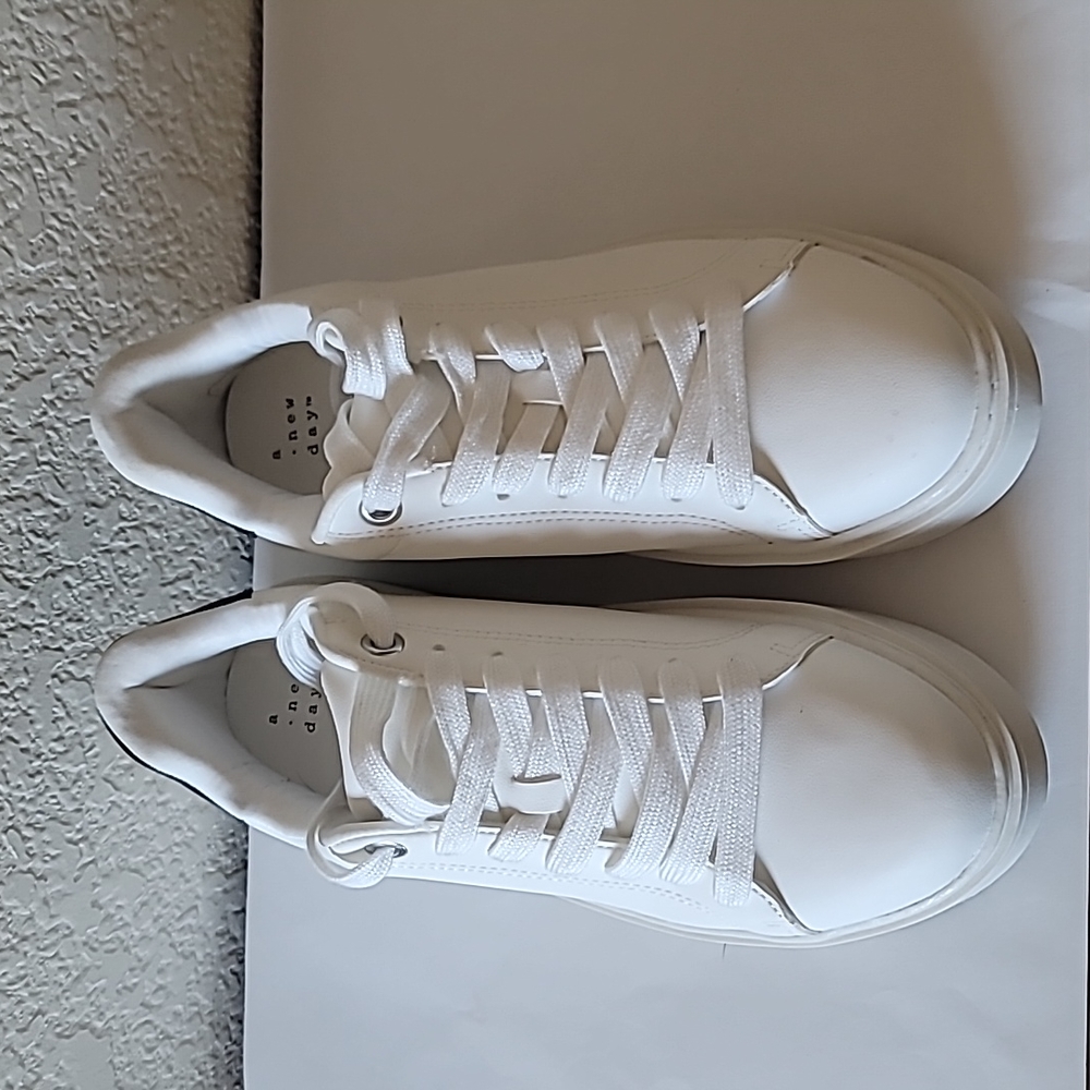Women White sneakers with Faux Leather upper , memory insole sz 8.5
